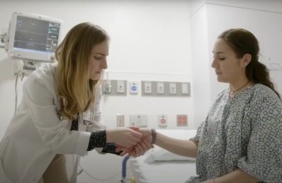 Кодирование Аквилонг в Слободском Врач держит пациентку за руку